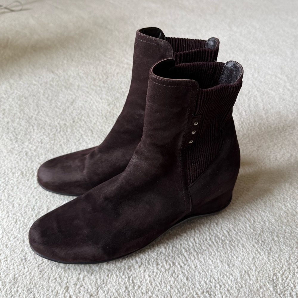 Aquatalia Versa Chocolate Brown Suede Ankle Booties size 8. Unworn